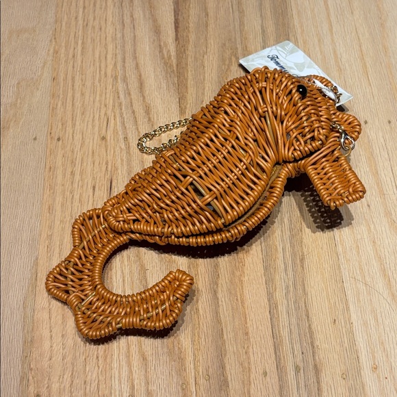 NWT Tommy Bahama Seahorse Wicker Bag with Gold Chain - Picture 7 of 13